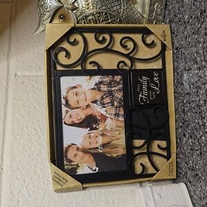 💕 "Our family grows with love" picture frame